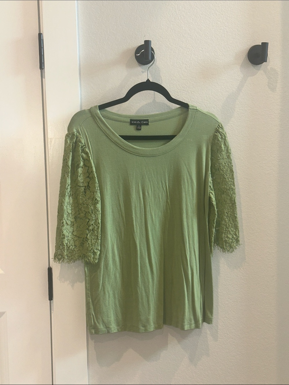 Kim & Cami Size L Large Women’s Olive Green Lace Sleeve Knit Top EUC